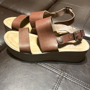 Women size 8 blowfish wedge heel sandal